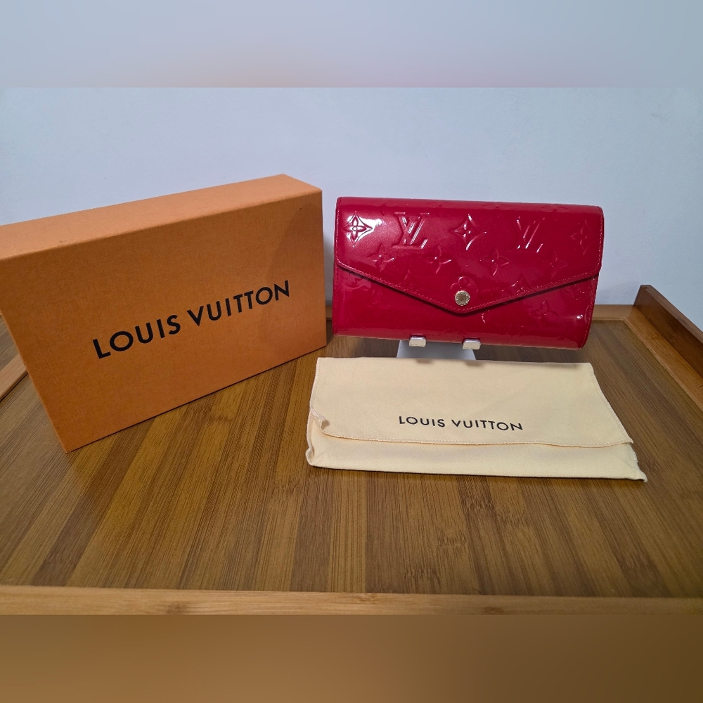 🚫SOLD🚫 Louis Vuitton Vernis | Red Sarah Wallet 💕 | - Picture 9 of 9